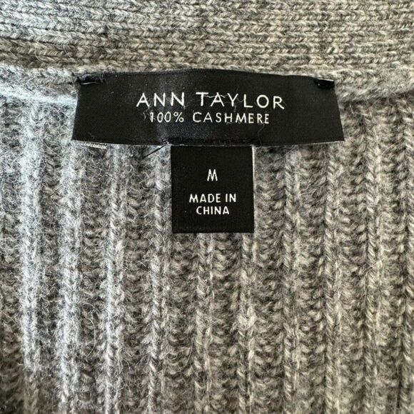 Ann Taylor NWOT Gray Ribbed 100% Cashmere Thick V Neck Cropped Cardigan Sz M - Picture 2 of 6